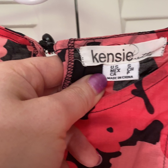 Kenzie floral blouse with keyhole button open - Picture 3 of 5